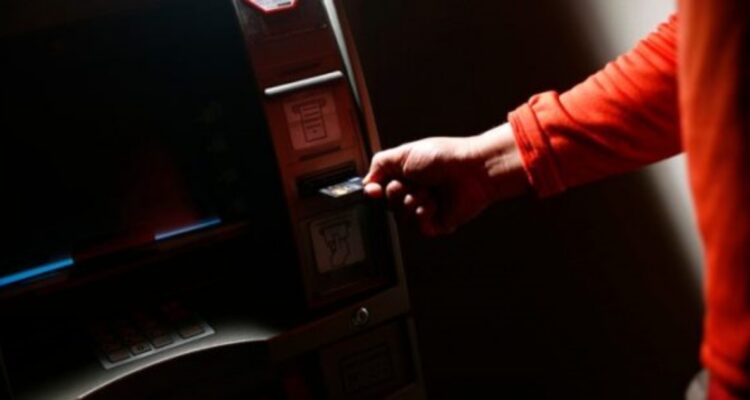 Apuñalan a mujer en Las Condes para robarle el dinero que sacó de un cajero automático