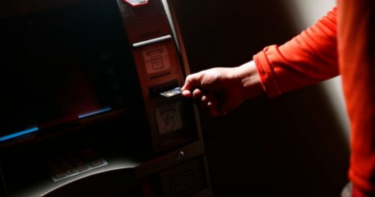Apuñalan a mujer en Las Condes para robarle el dinero que sacó de un cajero automático