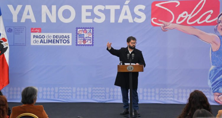 Presidente Boric anunciando los detalles de la ley papito corazón