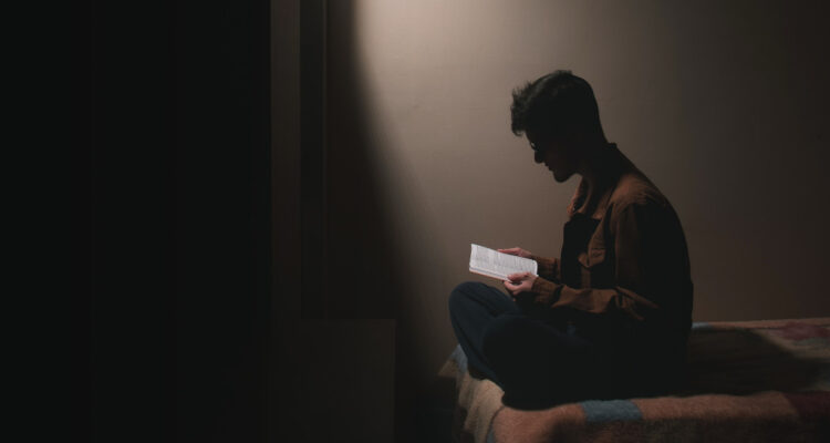 Hombre leyendo