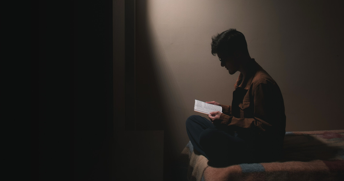 Hombre leyendo