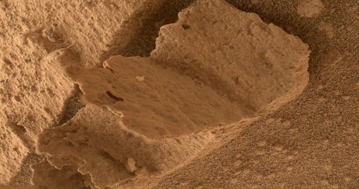 Piedra que parece libro en Marte