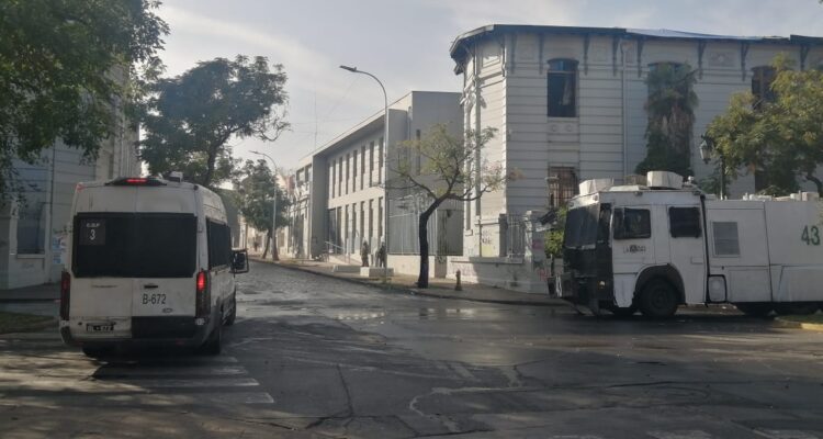 Dos detenidos por lanzar bombas molotov en Liceo de Aplicación: habría dos quemados