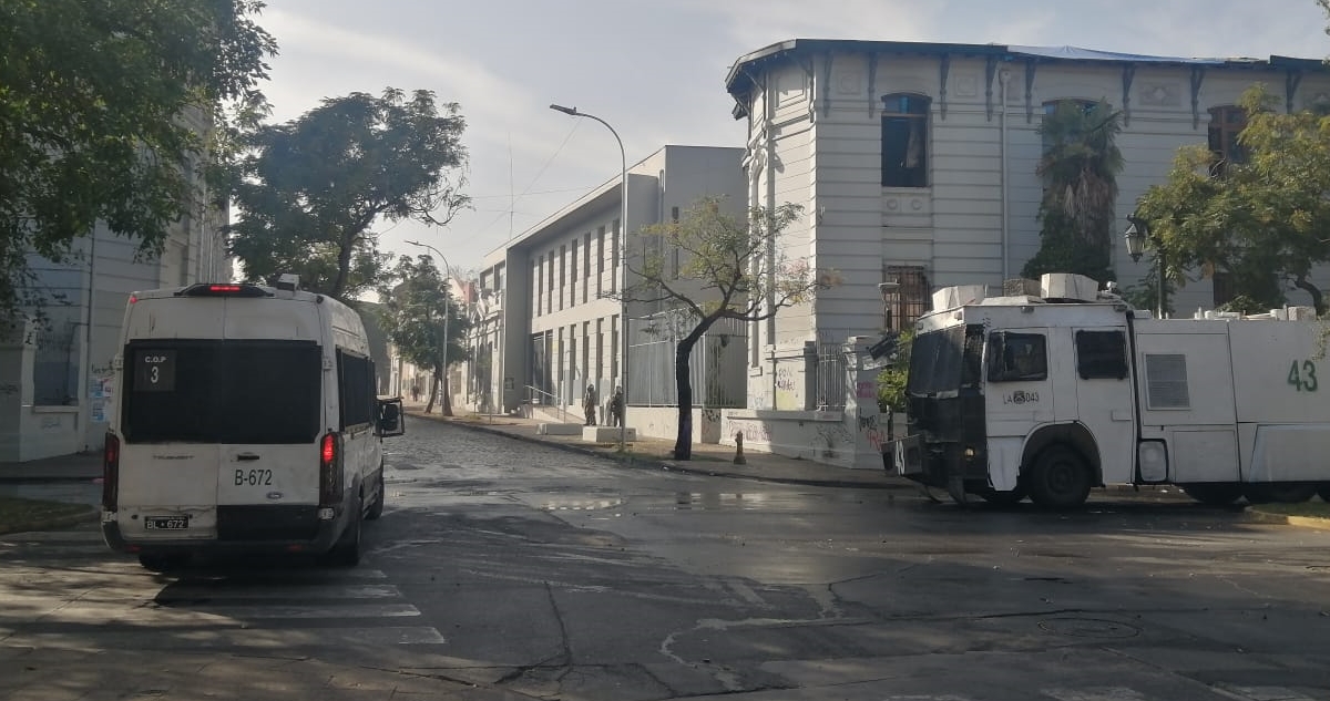 Dos detenidos por lanzar bombas molotov en Liceo de Aplicación: habría dos quemados