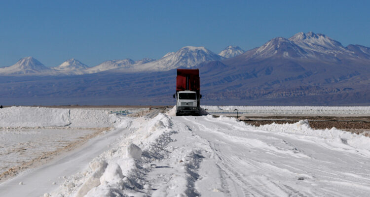 Demanda mundial de litio se incrementará 5 veces de aquí a 2035 y Chile planea estar a la altura