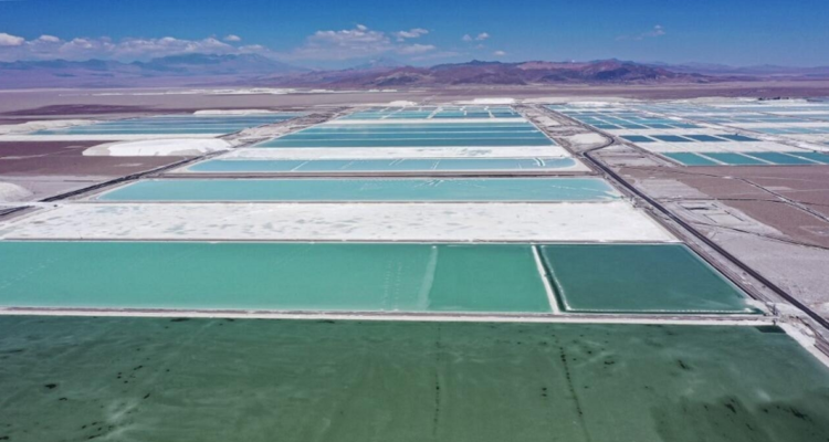 Piscinas de evaporación de salmueras de litio en Chile, región de Calama.