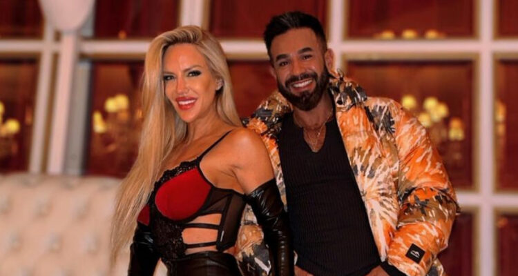 Luciana Salazar posa con su amigo en una fotografía.