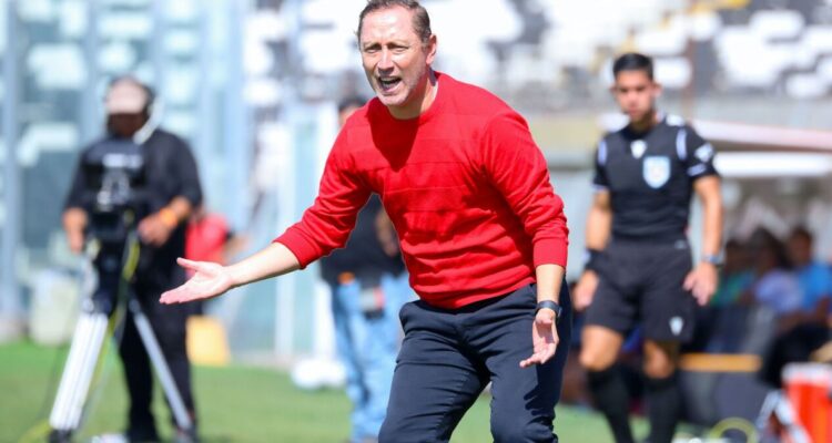 Luis Mena deja Colo Colo para ser el nuevo entrenador de La Roja femenina