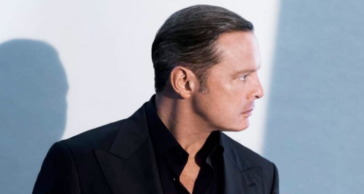 El cantante mexicano Luis Miguel posa serio mirando hacia su izquierda.