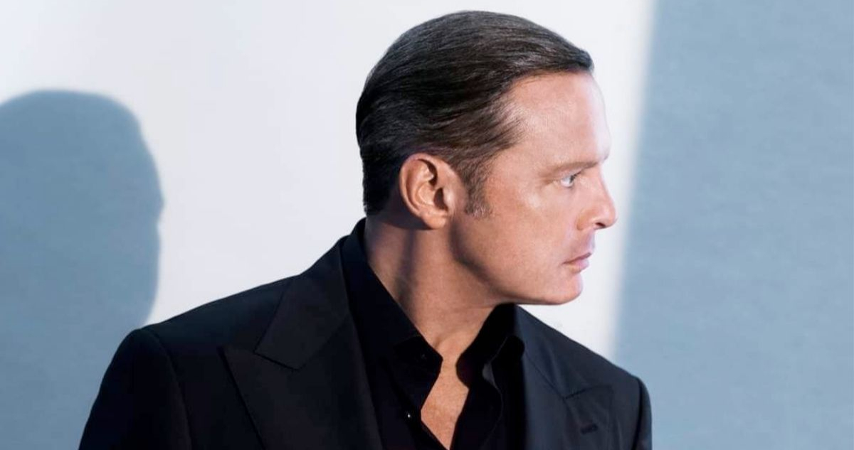 El cantante mexicano Luis Miguel posa serio mirando hacia su izquierda.