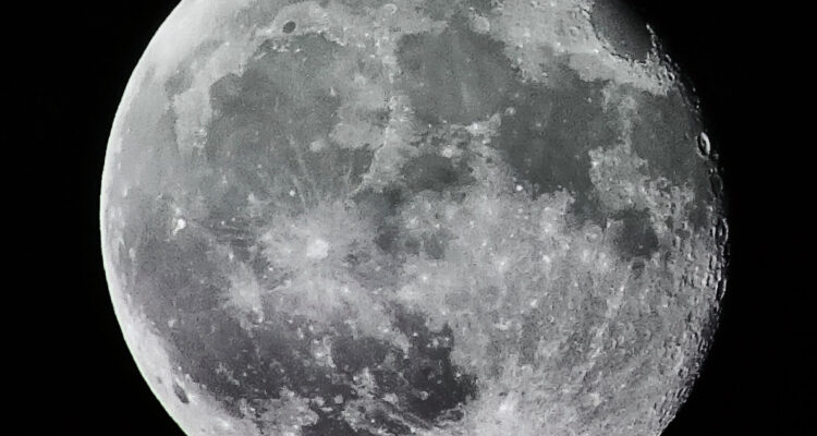 Asteroide que orbita la Tierra podría ser un trozo de la Luna