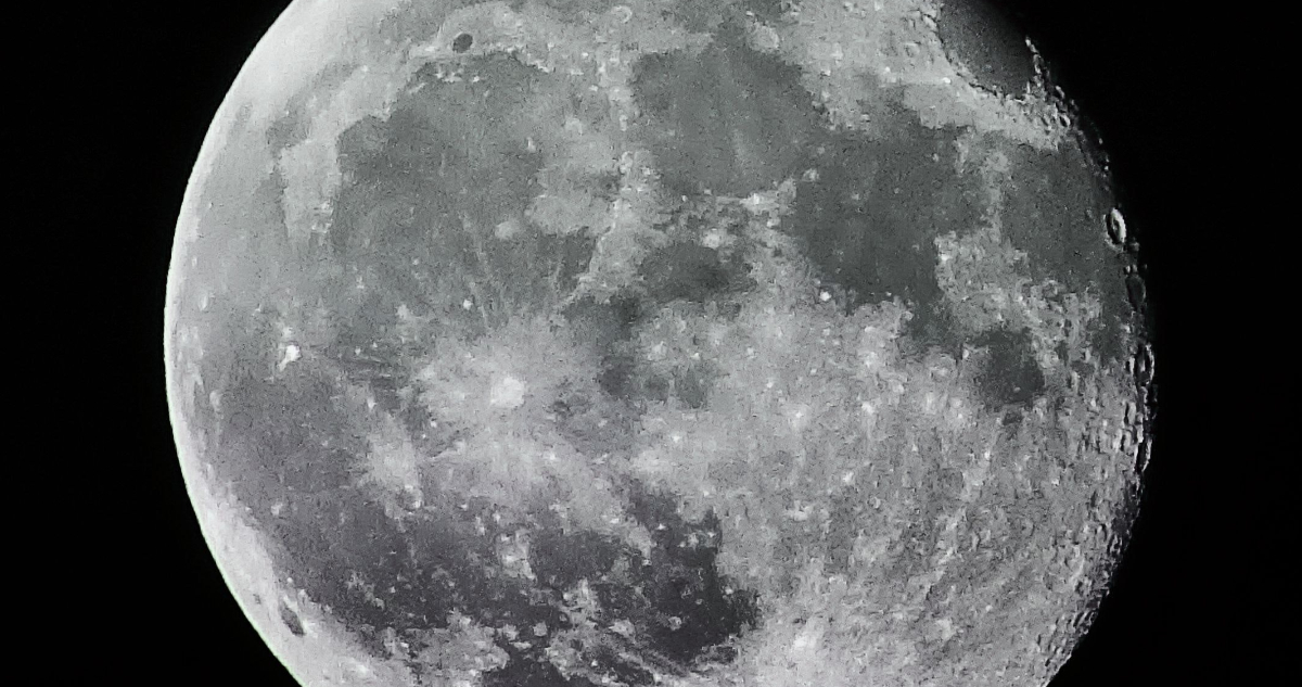 Asteroide que orbita la Tierra podría ser un trozo de la Luna