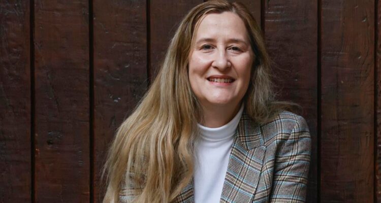 Luz Gabás, autora best seller: “Los escritores no somos cantantes, llevamos una vida de encierro”