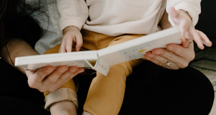 Mamá e hijo leyendo