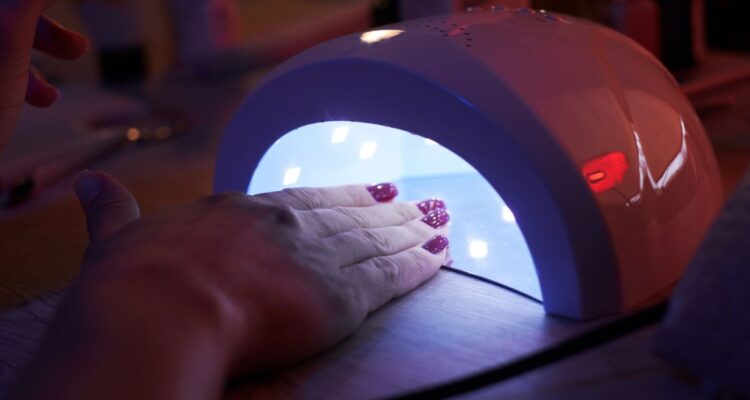 Joven argentina tuvo cáncer en un dedo: médicos sospechan de la manicure permanente