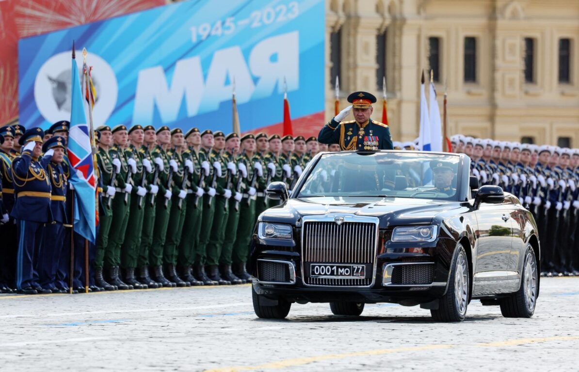 El ministro de Defensa ruso, Sergei Shoigu, en su paso por el desfile militar del Día de la Victoria 
