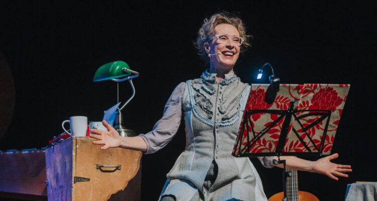 maria izquierdo en perico trepa por chile