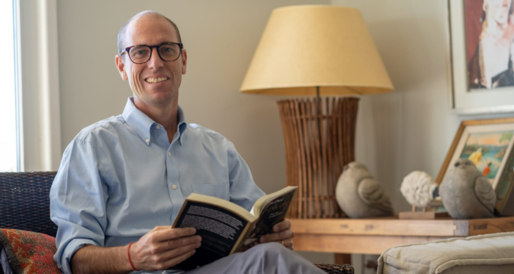 Martin Arrau en el living de su casa