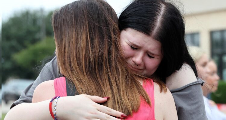 Jóvenes en una vigilia por los asesinados