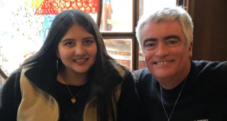 El comediante Mauricio Flores posa sonriente con su hija.