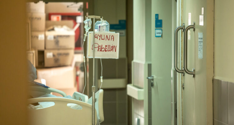 Formalizan a médico por dejar con dolor crónico a profesora de Ed. Física tras cirugía en San Carlos