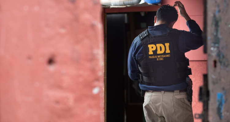 Detective de la PDI ingresando a un domicilio.