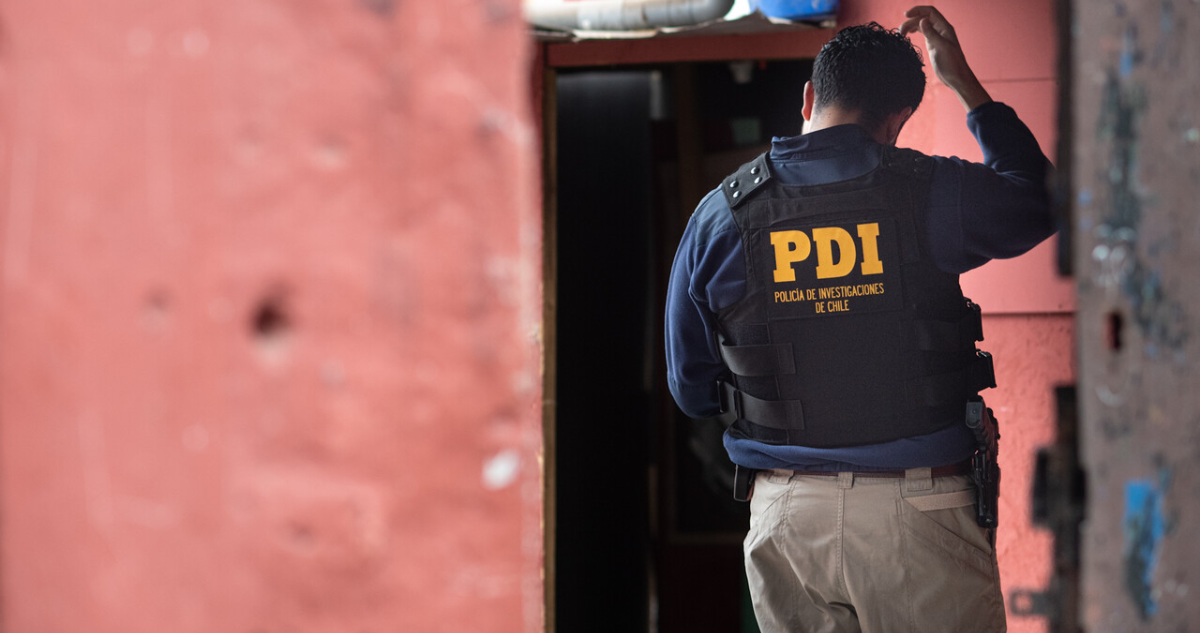 Detective de la PDI ingresando a un domicilio.