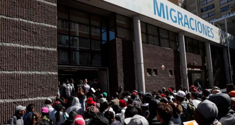 Diputados reaccionan a sumario que instruyó Contraloría a Migraciones por residencias para extranjeros