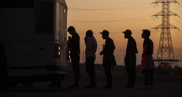 Migrantes llevados a un centro de procesamiento tras cruzar de México a EEUU