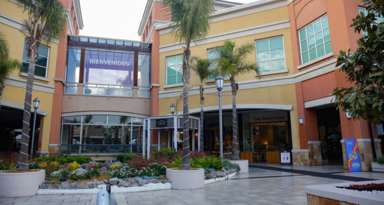 Delincuentes perpetran millonario robo contra joyería en La Dehesa: entraron por tienda en reparación