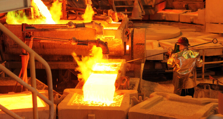 La producción manufacturera en Chile sufre considerable caída, mientras la minería vive lo contrario