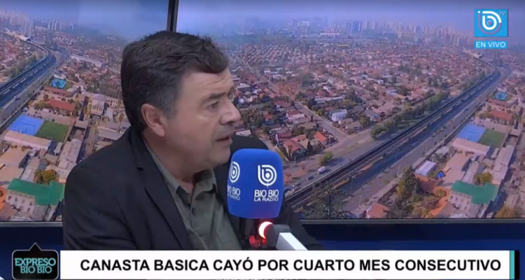 Ministro Valenzuela destaca baja de precios de alimentos, pero admite que huevos viven otro escenario