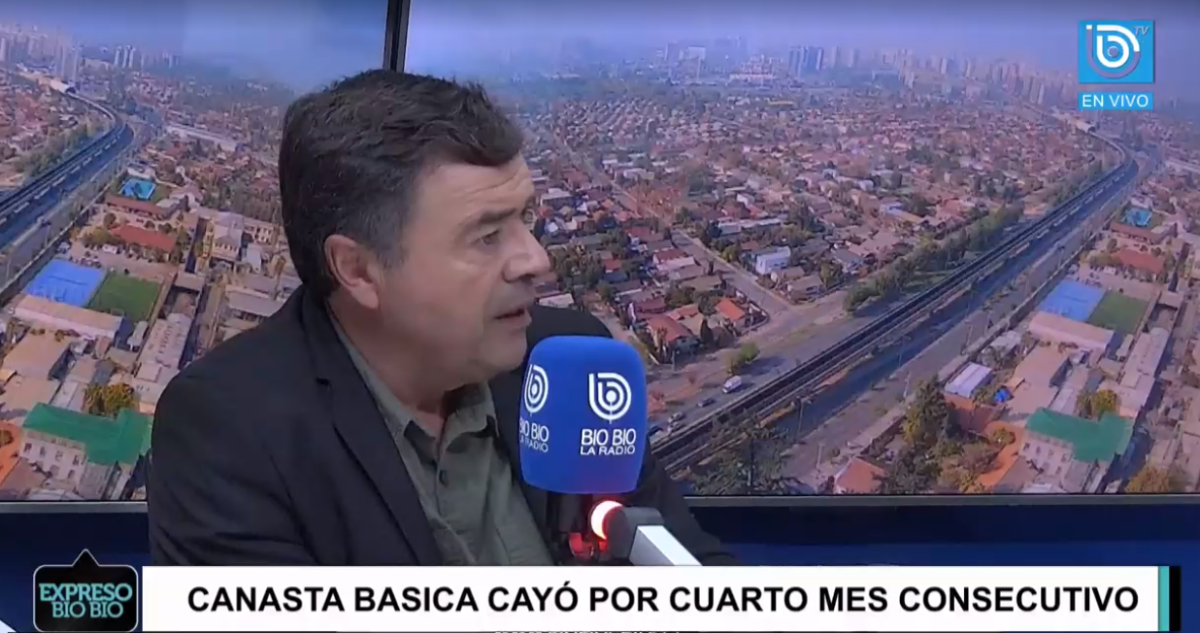Ministro Valenzuela destaca baja de precios de alimentos, pero admite que huevos viven otro escenario