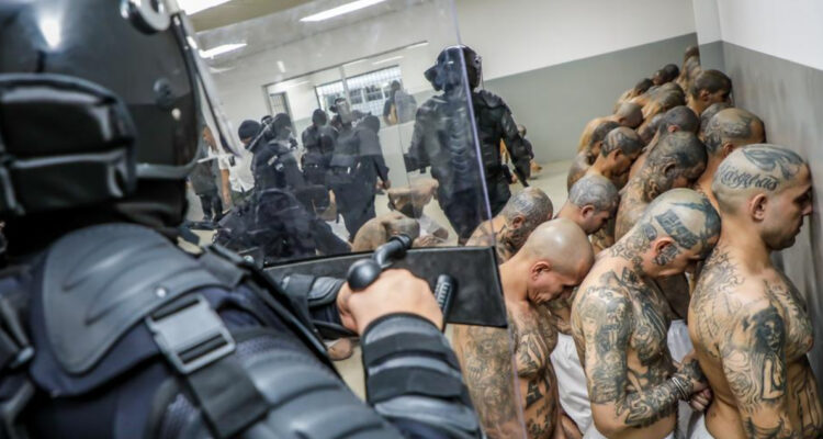 Denuncian al menos 160 muertes dentro de las cárceles de El Salvador