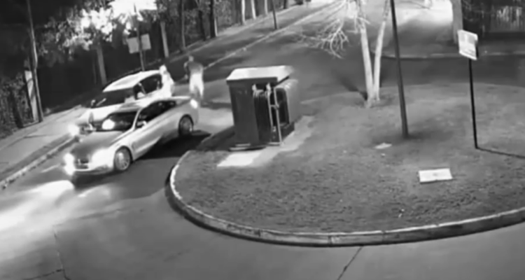 Mujer frustra a golpes una encerrona en su contra en Vitacura