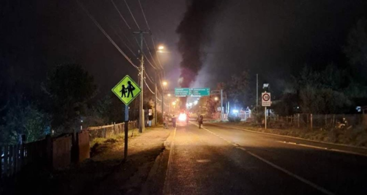 Mujeres mapuches bloquean ruta hacia Contulmo