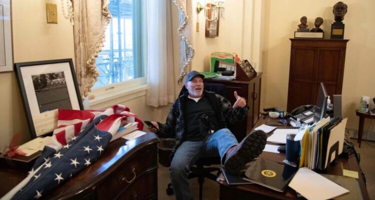 “Bigo estuvo aquí, perra”: 4 años de cárcel a sujeto queocupó despacho de Nancy Pelosi en el Capitolio