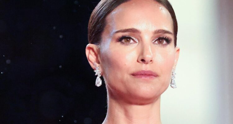Natalie Portman impone elegancia y estilo en Cannes con homenaje a clásico diseño de Christian Dior