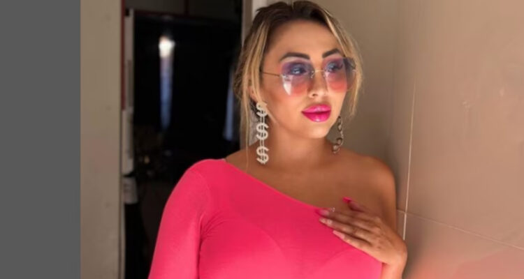 La influencer Naya Fácil posa con lentes de sol. La influencer pagó una millonaria deuda con el SII.