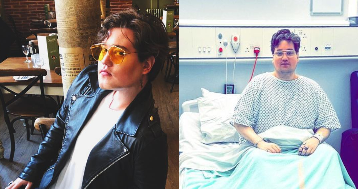Nicolás Yunge posa serio para la cámara. A su lado, él sentado en una cama de hospital.