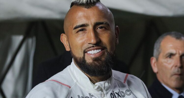 Recibió la ‘8’ de los Diablos Rojos: Ñublense homenajea a Vidal previo al cruce copero con Flamengo