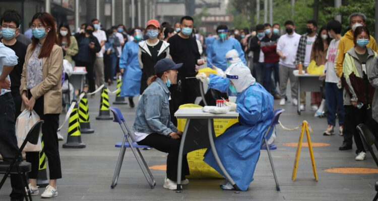 Nueva ola de covid-19 en China podría alcanzar los 65 millones de casos por semana