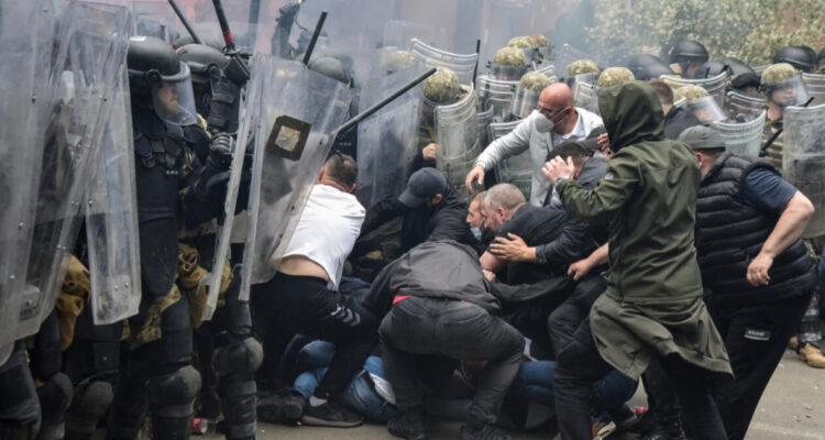 OTAN despliega 700 militares más en Kosovo tras ataque a soldados aliados