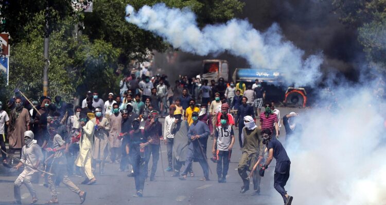 Partidarios de Imran Khan se enfrentan con las fuerzas de seguridad en Lahore, Pakistán