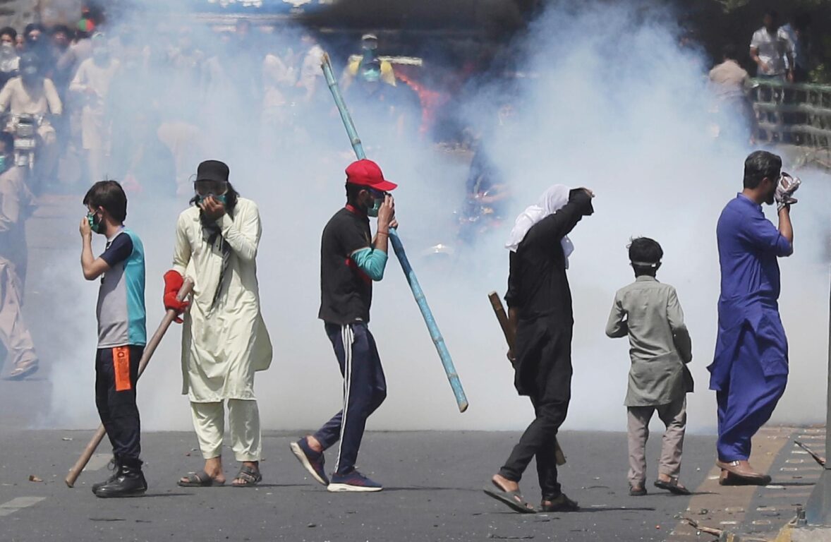 Partidarios de Imran Khan se enfrentan con las fuerzas de seguridad en Lahore, Pakistán 