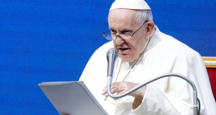 Papa Francisco regaña a mujer por pedir bendecir a su mascota