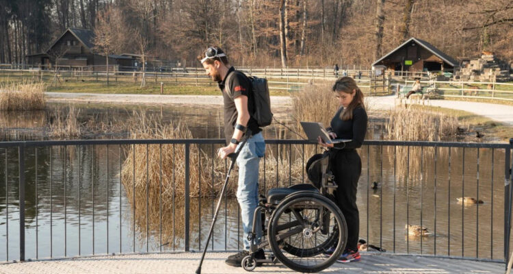 Un equipo de científicos suizos lograron desarrollar una tecnología inalámbrica que permitió volver a caminar a Gert-Jan, un hombre holandés 40 años que, hace una década, sufrió la parálisis de sus piernas.
