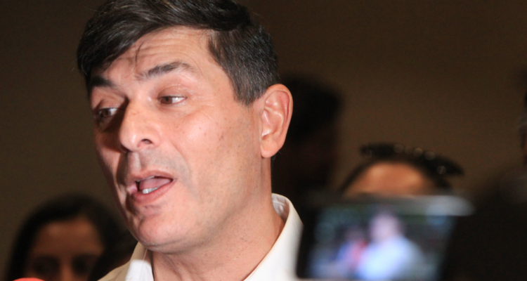 Franco Parisi siendo entrevistado por periodistas