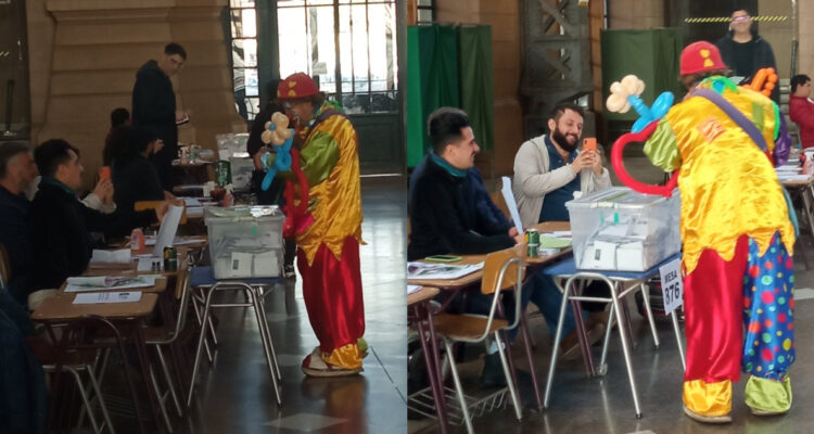 Payaso entre los votantes con disfraces