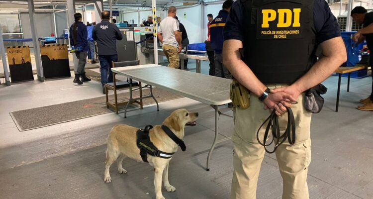 Mujer de nacionalidad peruana es detenida en aeropuerto de Arica con droga avaluada en $30 millones